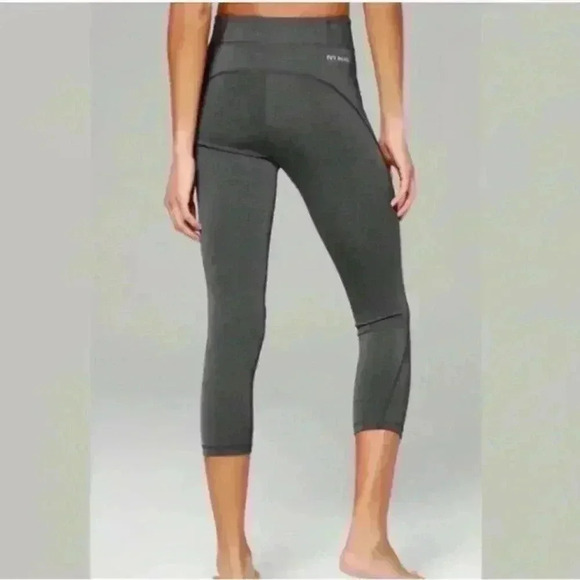 Ivy Park Charcoal Gray Y High-Rise Capri Crop
Leggings Size Small - Picture 1 of 8